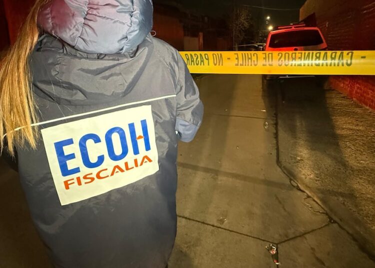 Mujer es atacada a disparos en local comercial donde trabaja en Recoleta