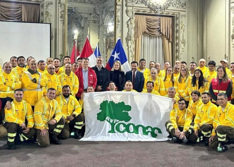 Conaf envía contingente de 62 brigadistas para apoyar el combate de incendios forestales en Canadá