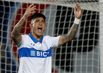 Daniel Garnero le raya la cancha a Valber Huerta en la UC: “Mientras no lo vea en condiciones…”