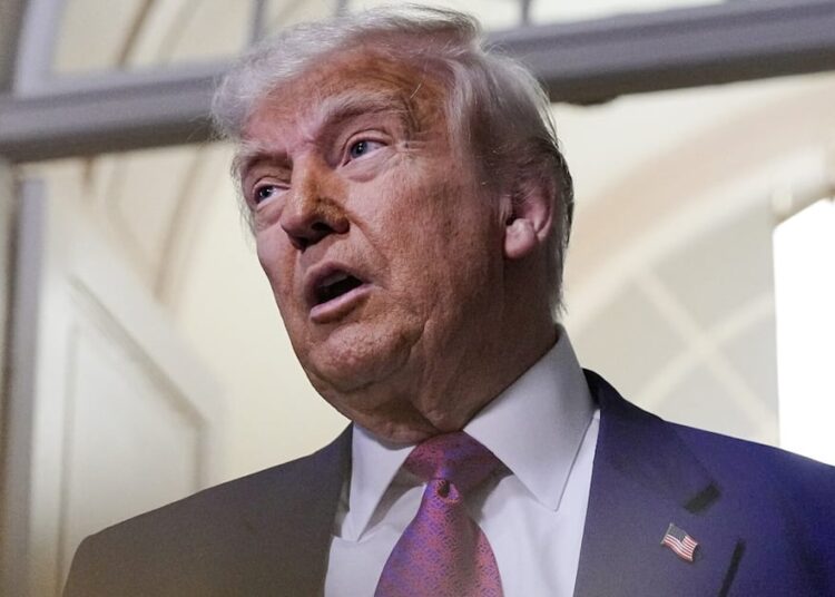 Trump solicita liberar transcripciones judiciales del caso Epstein y rechaza veracidad de carta que habría enviado al magnate