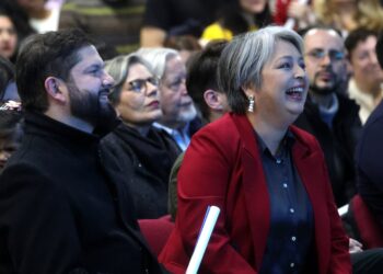 “Activismo político”: jefes de bancada de la oposición cuestionan duramente a Boric por apoyo a Jara (PC)