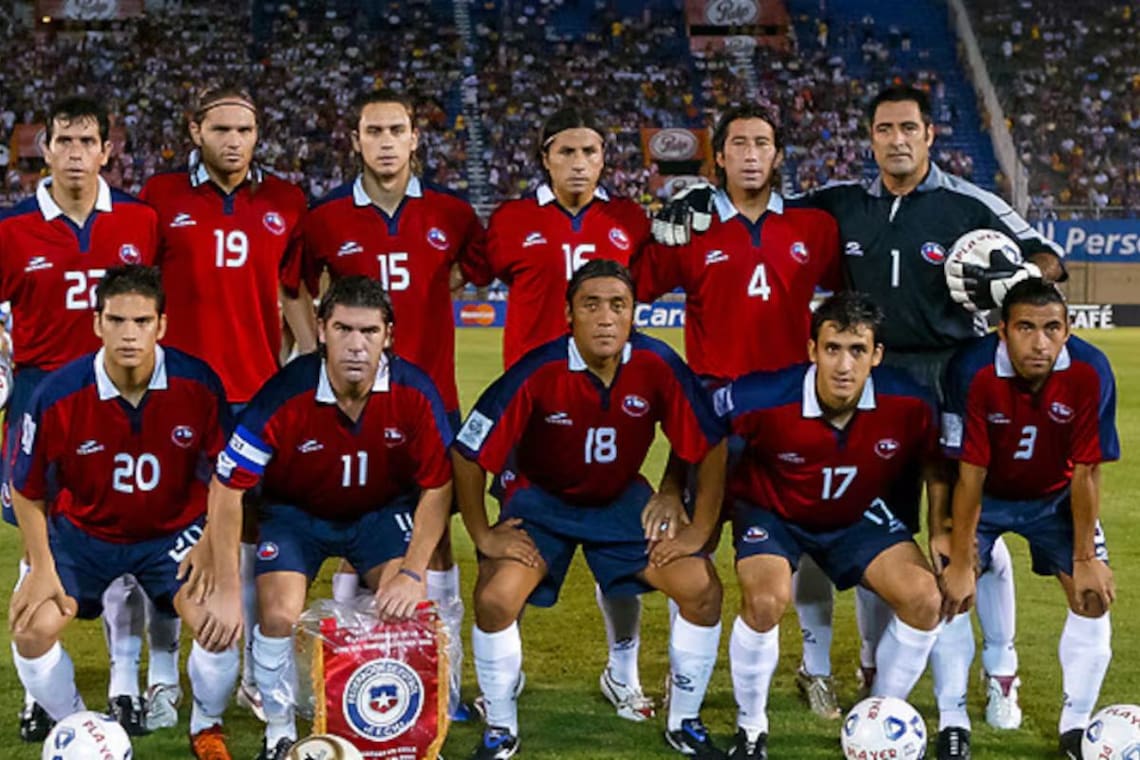 Una formación roja, con Ricardo Rojas como titular (cuarto de pie, de izquierda a derecha).