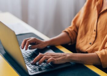 Edad promedio a la que se pensionan las mujeres en Chile llega a los 62 años por primera vez