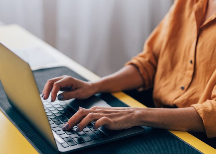 Edad promedio a la que se pensionan las mujeres en Chile llega a los 62 años por primera vez