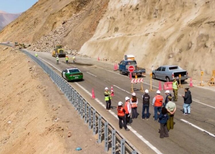 Anuncian cierre nocturno de Ruta 5 Norte por 30 días en sector de Camarones ante riesgo de remoción en masa