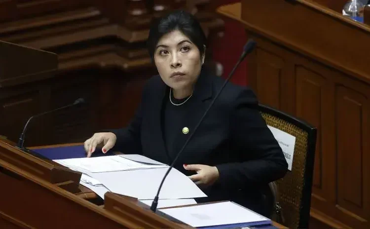 Aprueban denunciar constitucionalmente e inhabilitar por 10 años a Betssy Chávez por fallido golpe de Estado