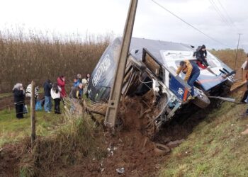 Bus vuelca tras colisión con vehículo menor en Ñuble: Ruta 5 Sur con tránsito suspendido