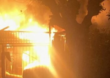 Incendio afecta a 3 casas en la comuna de Renca