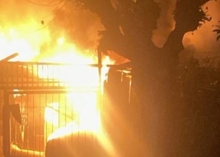 Incendio afecta a 3 casas en la comuna de Renca