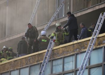 Incendio en Santiago deja más de 200 personas evacuadas y 20 mascotas rescatadas: se mantienen cortes de tránsito en el sector