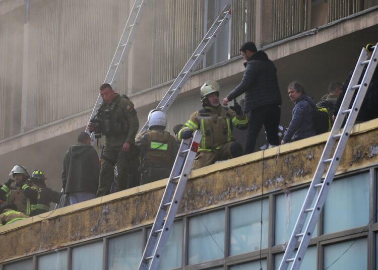 Incendio en Santiago deja más de 200 personas evacuadas y 20 mascotas rescatadas: se mantienen cortes de tránsito en el sector
