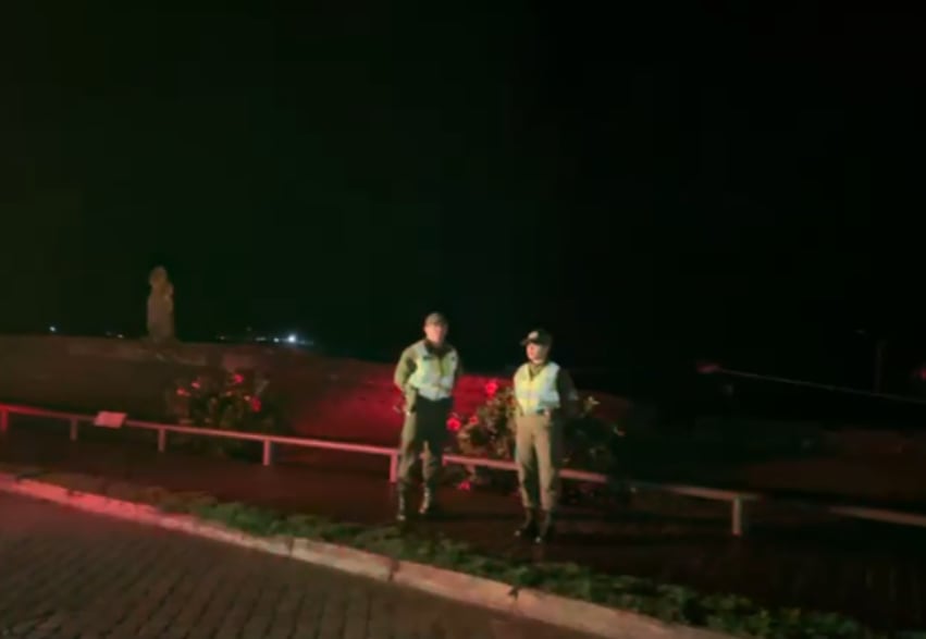 Personal de Carabineros desplegado en Isla de Pascua ante alerta de tsunami.