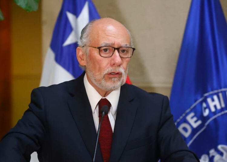 Tras advertencia de Undurraga sobre apoyo de la DC a Jara: senador Flores critica que “no puede usar una suerte de pequeño chantaje”