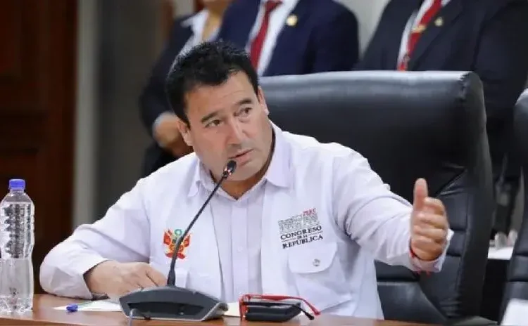 congresista Edwin Martínez critica al gobierno por no conseguir una formalización en la minería