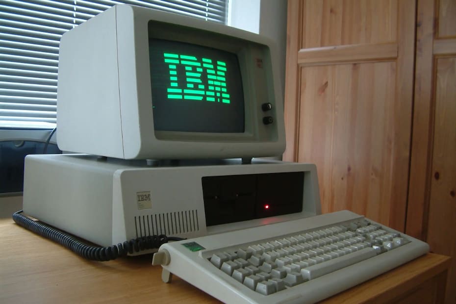 La primera PC para uso personal y doméstico fue presentada por la compañía en 1981. Créditos: hipertextual.