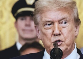 Trump amenaza con revocar los permisos a NBC y ABC por ser “sesgadas y mentirosas”