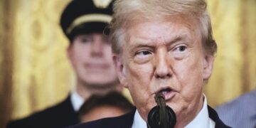 Trump amenaza con revocar los permisos a NBC y ABC por ser “sesgadas y mentirosas”