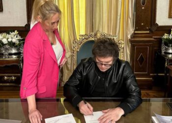 Escándalo de presuntas coimas salpica a figuras del gobierno argentino y hunde confianza en Milei en los sondeos