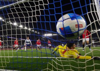 La certificación de la FIFA que recibe la cancha sintética del Claro Arena