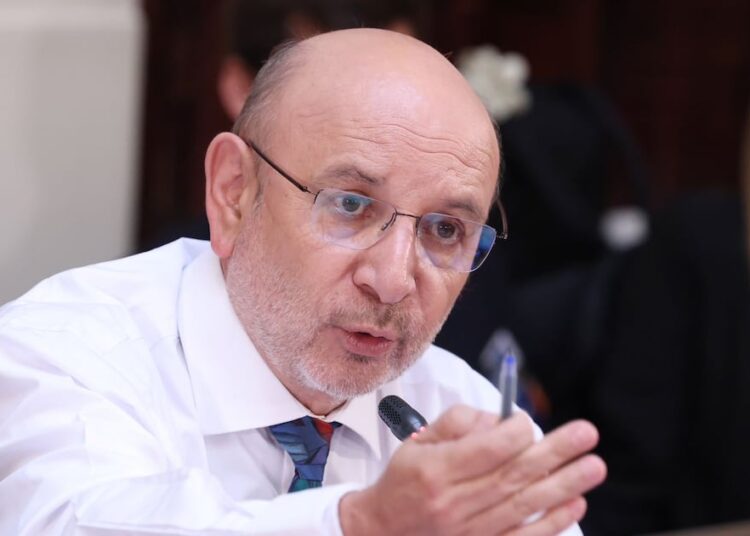 Senador Juan Luis Castro (PS) acusa a isapres de “aprovechamiento” y de “buscar resquicios” en ley corta ante nueva alza de planes