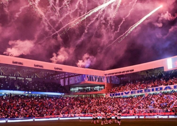 20 mil hinchas, show de luces y lienzos: los detalles de la multitudinaria inauguración del Claro Arena