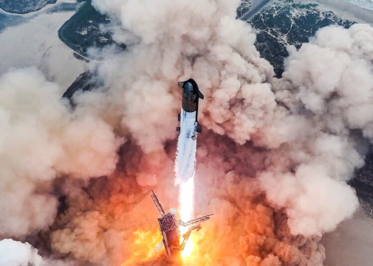 Cómo Elon Musk y Jeff Bezos buscan reabastecer el combustible de las naves durante viajes espaciales