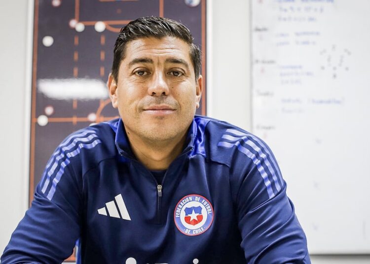 Nicolás Córdova sorprende con un nuevo convocado a la Roja para las Eliminatorias