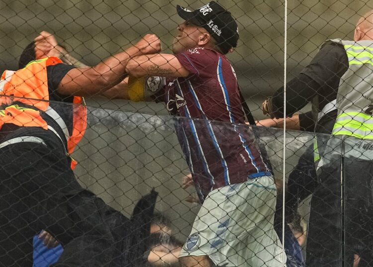 Violencia en la Copa Sudamericana: graves incidentes entre la hinchada de Godoy Cruz y la policía brasileña