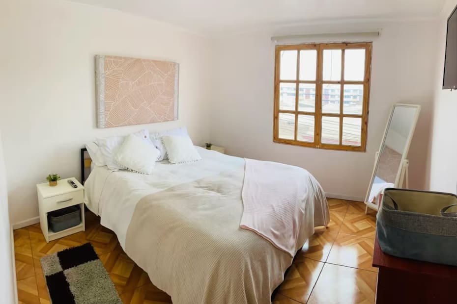 Este departamento ubicado en el corazón de la ciudad tiene dos dormitorios habilitados para recibir hasta tres pulciones. Créditos: Airbnb.