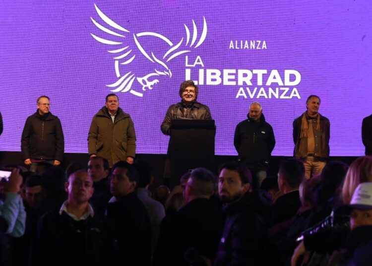 Milei cierra campaña en acto marcado por incidentes: enfrentamientos, lanzamientos de piedras y un reportero herido