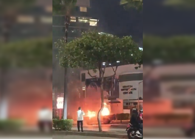 Atentado con coche bomba deja un muerto y dos heridos frente a un hotel en el norte de Guayaquil