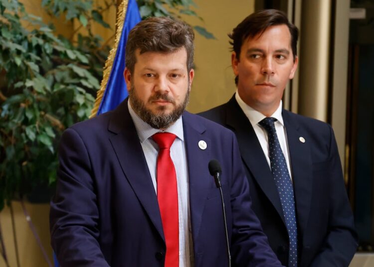 Kaiser suspende gira nacional para votar AC contra juez Ulloa