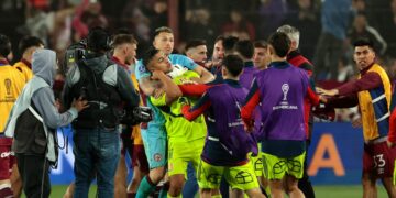 “Deberán controlarse”: Prensa argentina carga contra la U por la pelea final con los jugadores de Lanús