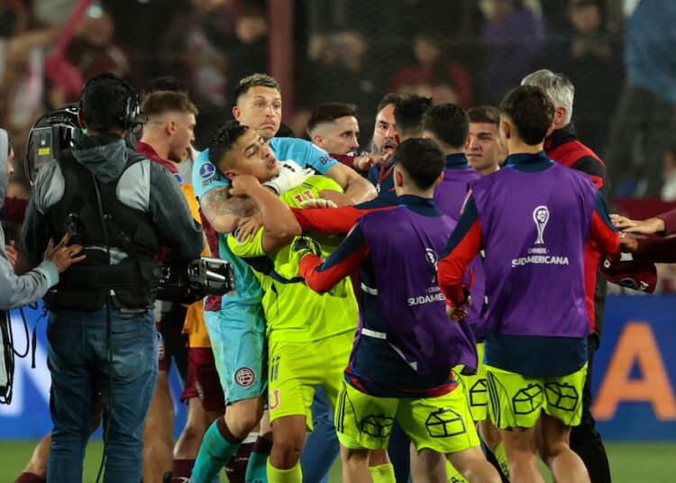 “Deberán controlarse”: Prensa argentina carga contra la U por la pelea final con los jugadores de Lanús