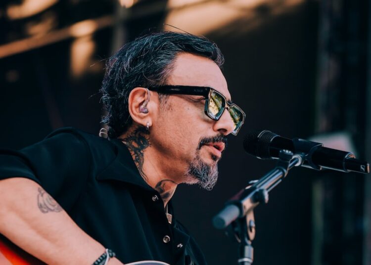 Acústico y con temas de Lucybell: la primera presentación de Claudio Valenzuela tras el adiós de la banda