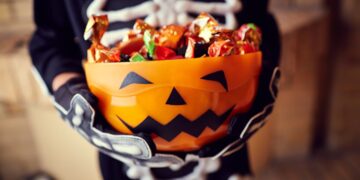 Cuántos chilenos celebran Halloween y qué es lo que más les gusta comer, según un estudio