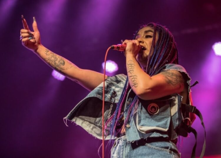 Iba como copiloto: Detienen a cantante Flor de Rap tras movilizarse en vehículo con encargo por robo