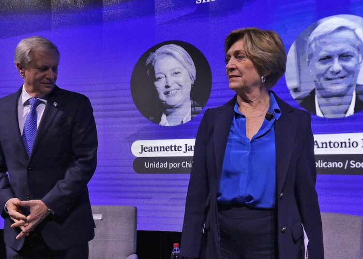 “Nosotros seguiremos enfocados en derrotar a la izquierda”: Kast pone paños fríos tras cruces con Matthei y su campaña