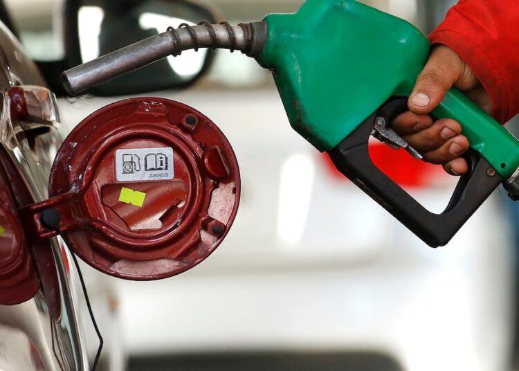 ¿Sube o baja la bencina? Revisa el precio del combustible para los próximos días