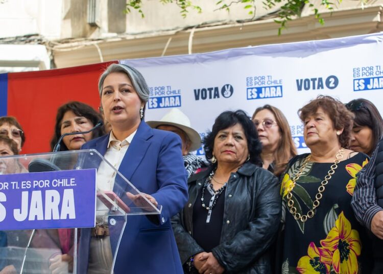 Jara dispara contra el Minvu y el gobierno por presupuesto de vivienda