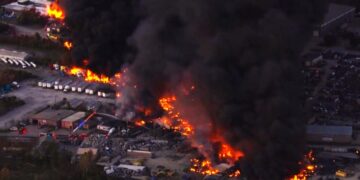 Captan el momento exacto en que avión de carga se estrella tras despegar en Kentucky: al menos tres muertos y 11 heridos