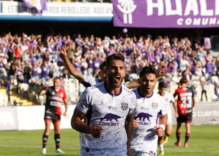 Joaquín Larrivey le da el triunfo a Concepción sobre Antofagasta en el inicio de la Liguilla de Primera B