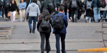 Creación de empleo en Chile registra su mejor cifra en casi un año y desempleo anota una leve caída en doce meses