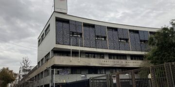 Encapuchados agreden y rocían bencina a tres profesoras del Instituto Nacional