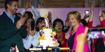 Evelyn Matthei festeja su cumpleaños con adherentes en Colina y pide “de regalo” una coalición amplia: “Desde la derecha hasta la centroizquierda”