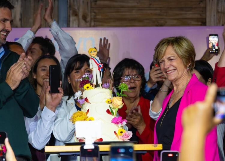 Evelyn Matthei festeja su cumpleaños con adherentes en Colina y pide “de regalo” una coalición amplia: “Desde la derecha hasta la centroizquierda”