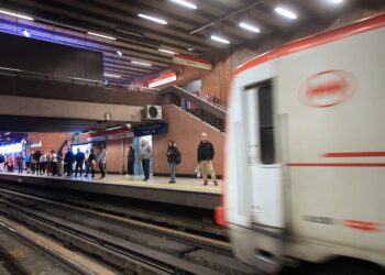 Metro de Santiago restablece servicio tras suspensión de estaciones en la Línea 1