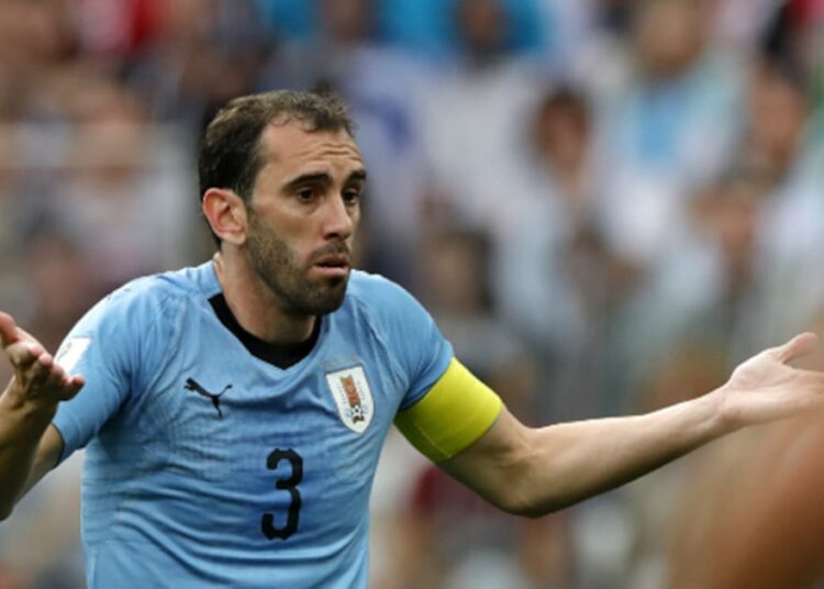 Nuevo portazo para el Loco: Godín sorprende y rechaza la oferta de Marcelo Bielsa en Uruguay