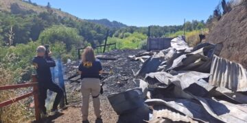 PDI indaga posible atentado incendiario en Angol: tres cabañas resultaron quemadas en centro turístico