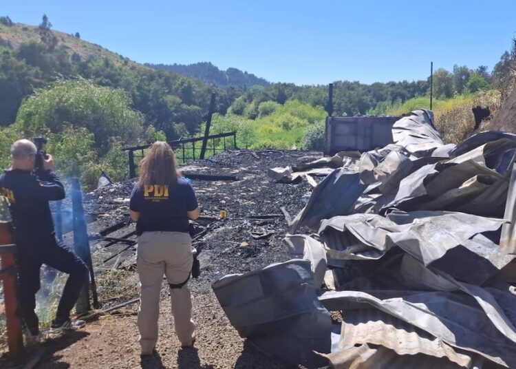 PDI indaga posible atentado incendiario en Angol: tres cabañas resultaron quemadas en centro turístico